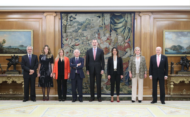 Su Majestad el Rey junto a la representación del Instituto Marítimo Español